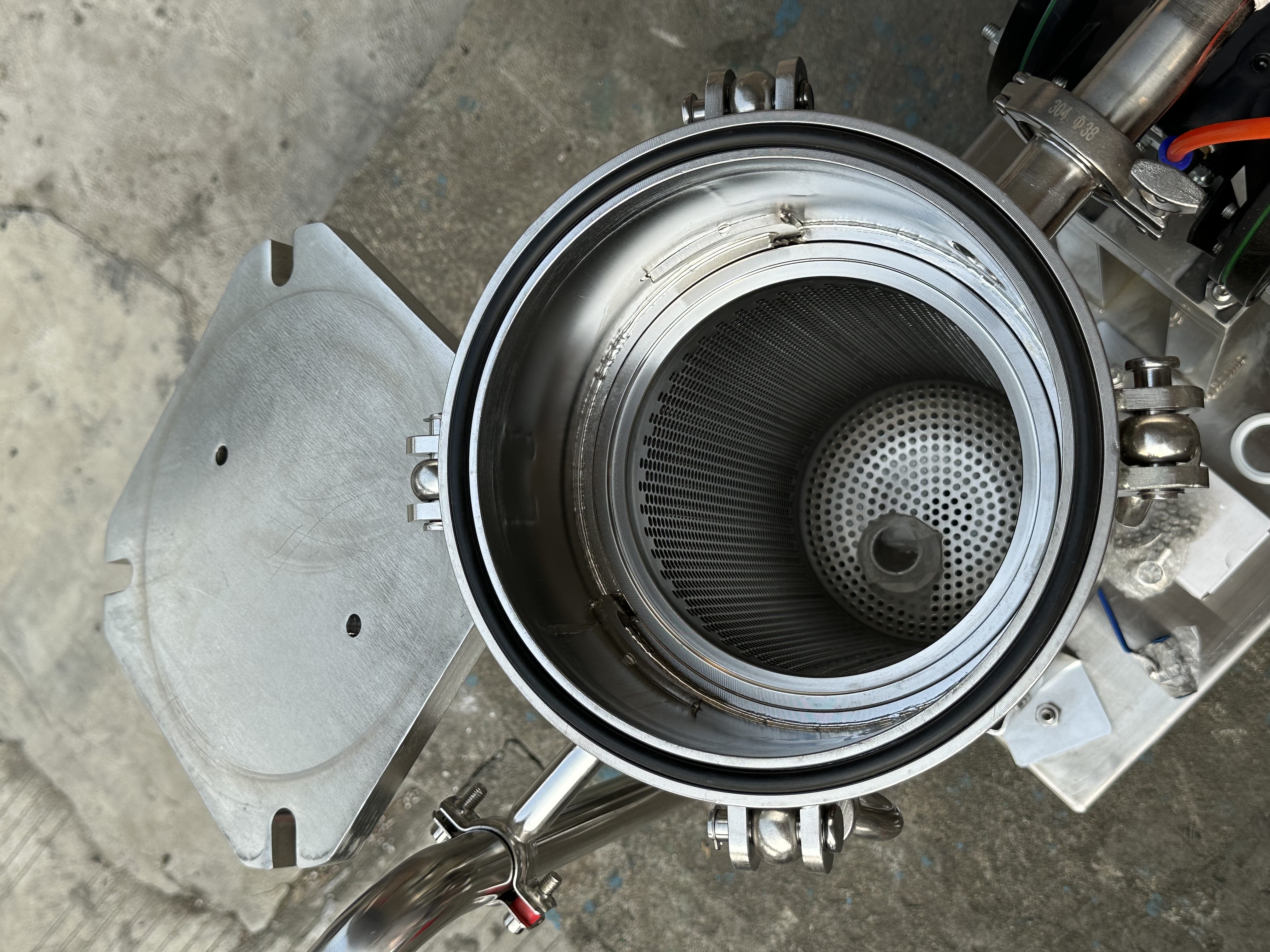 袋式過濾機主要有過濾缸筒體、過濾缸蓋和快開機構(gòu)、不銹鋼袋加強網(wǎng)等主要部件組成。(圖2)