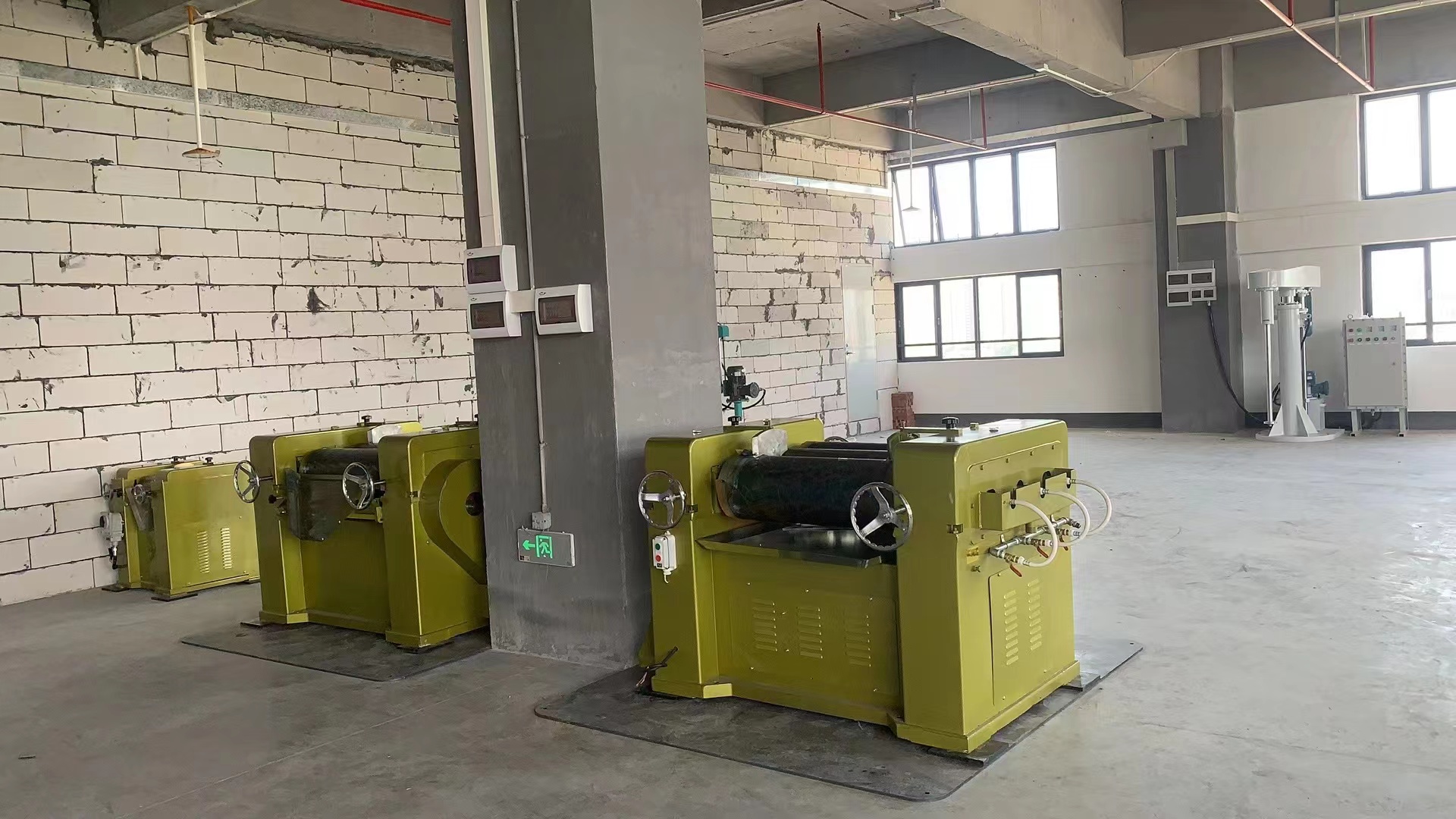 廣州市奮宏化工有限公司S-260 三輥研磨機采購方案(圖2)