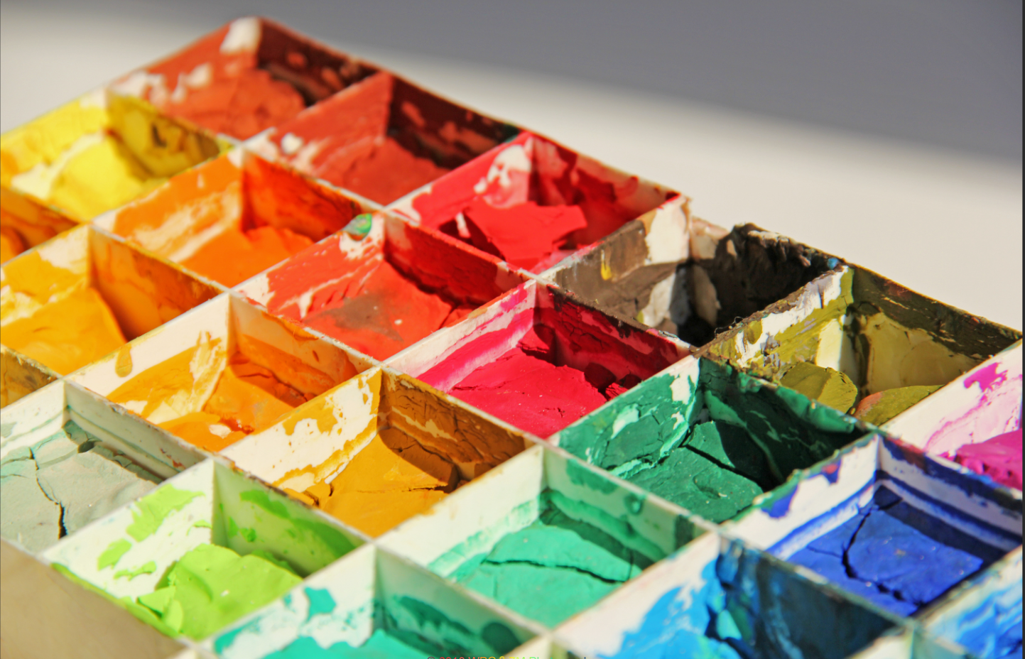 顏料是指能使物體染上顏色的物質(zhì)。顏料有可溶性的和不可溶性的，有無機的和有機的區(qū)別。無機顏料一般是礦物性物質(zhì)，人類很早就知道使用無機顏料，利用有色的土和礦石，在巖壁上作畫和涂抹身體。