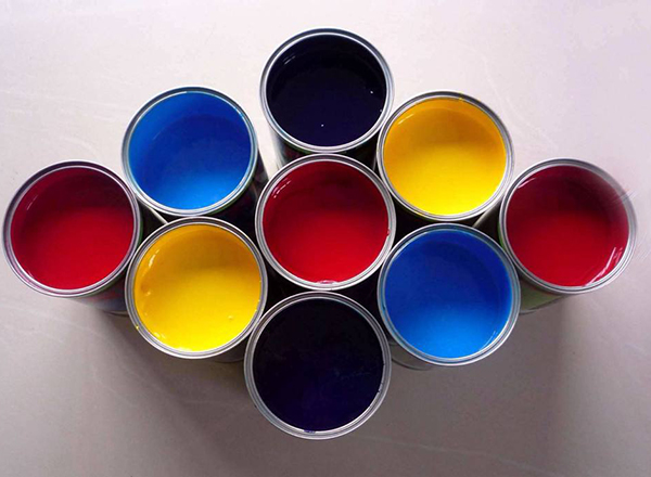 染料是指能使其他物質(zhì)獲得鮮明而牢固色澤的一類有機化合物，由于現(xiàn)在使用的顏料都是人工合成的，所以也稱為合成染料。染料和顏料一般都是自身有顏色，并能以分子狀態(tài)或分散狀態(tài)使其他物質(zhì)獲得鮮明和牢固色澤的化合物