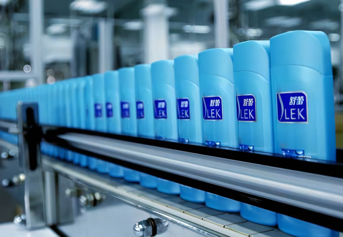 洗發(fā)水，又名香波、洗發(fā)露，是應(yīng)用最為廣泛的洗發(fā)用品，也是最常用的發(fā)用化妝品之一。 [1]用于洗凈附著在頭皮和頭發(fā)上的人體分泌的油脂，汗垢，頭皮上脫落的細(xì)胞以及外來的灰塵、微生物、定型產(chǎn)品的殘留物和不良