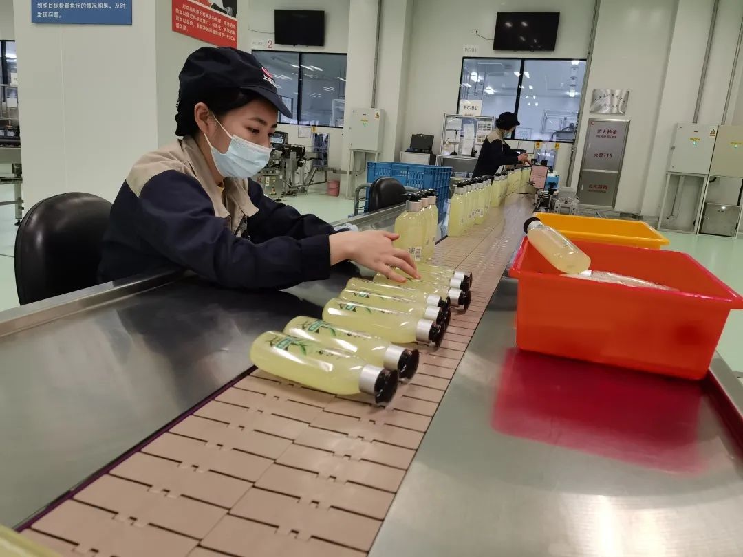 沐浴露又稱沐浴液、沐浴乳，是沐浴時使用的一種液體清潔劑，通常裝在泵式容器中，只需要通過下壓即可使用。 相比傳統(tǒng)的固體皂，具有不接觸手、非常干凈等的優(yōu)點(diǎn)